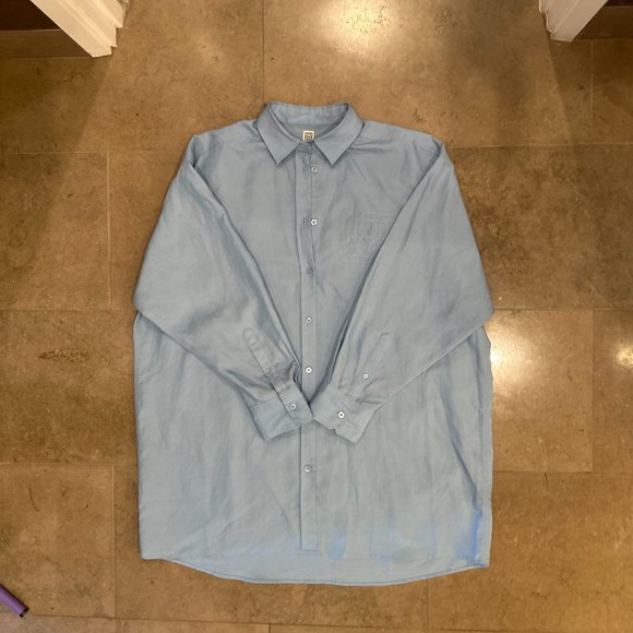 TOTÊME Oversized Tencel™ Lyocell + Linen-Blend Chambray Shirt With Chest Logo - Picture 11 of 16